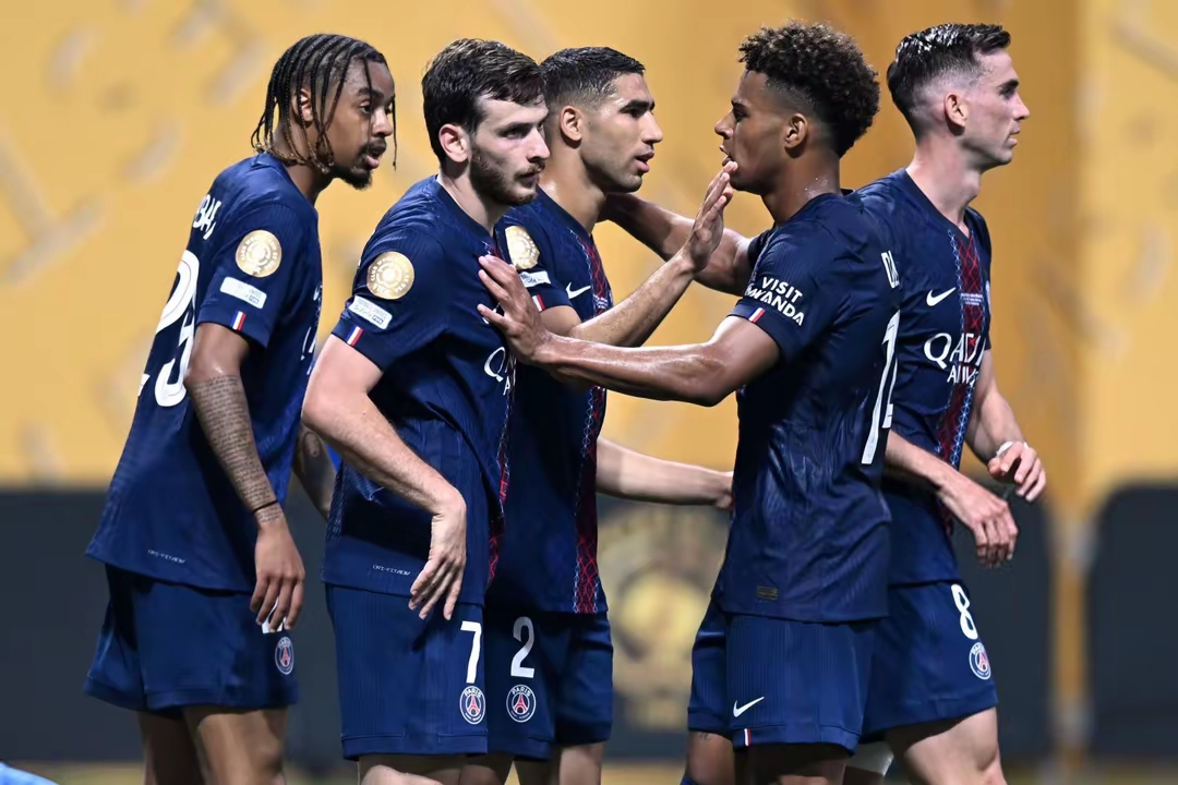 赛后法国杯焦点战；圣安东尼奥马刺战术微调；气氛紧张；年轻球员得到机会(马斯克称泽连斯基已被开除)